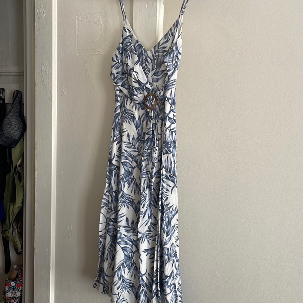 Lulus blue and white leaf patterned midi dress spaghetti strap with slit
